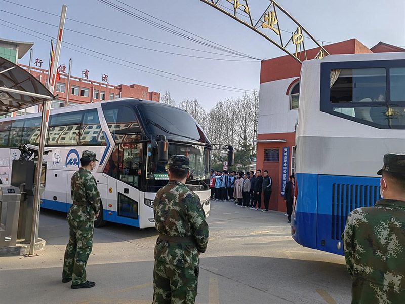 鄄城县职业中等专业学校考生乘车奔赴考场